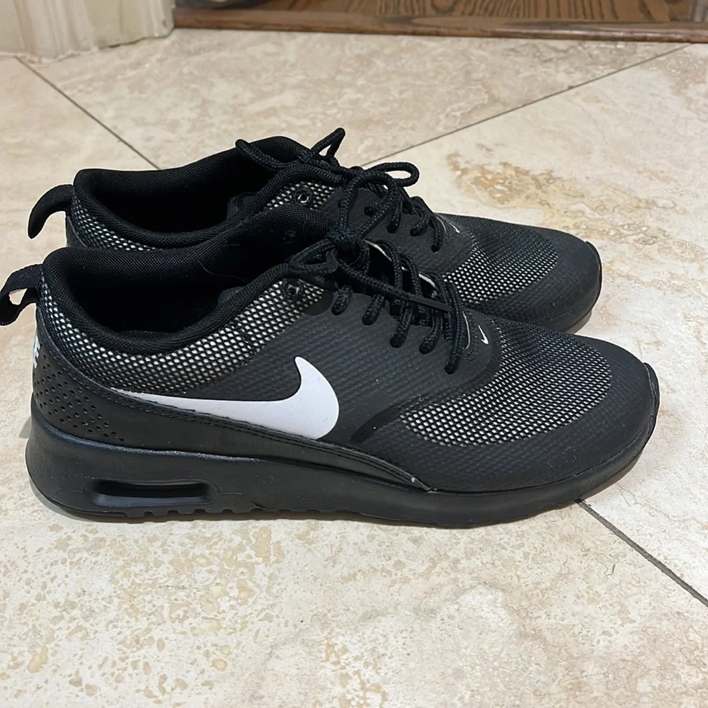 Nike tennis shoes size 7 never worn - Picture 2 of 3